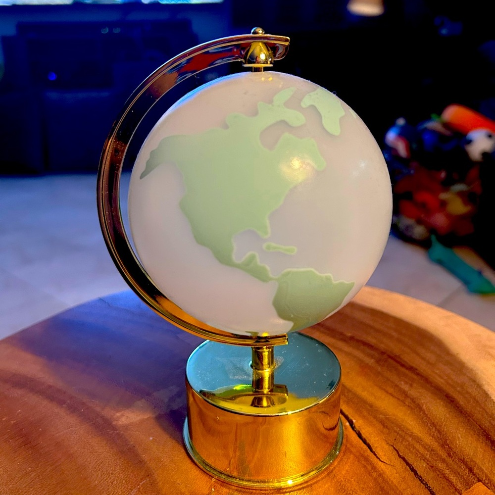 Mini gold globe very light